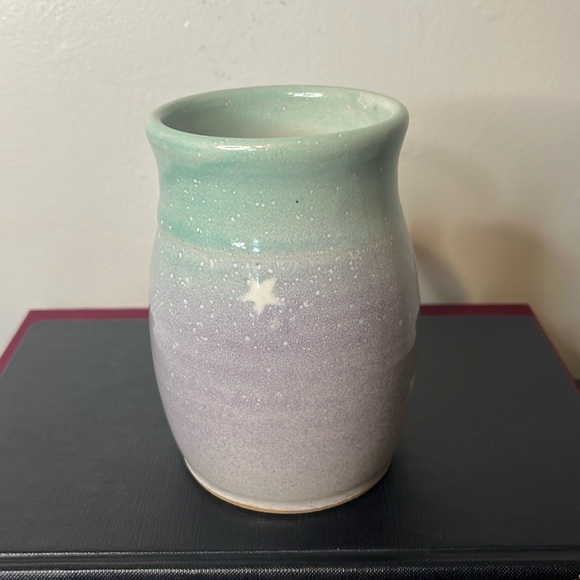 The Voice of Clay Ceramic Green Purple Stars Coffee Tea Hot Cocoa Mug Signed - Picture 3 of 6